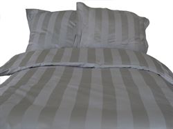 Dobbelt satin strib. sengesæt str. 200x200/2x60x63 cm.hvid, L.grå